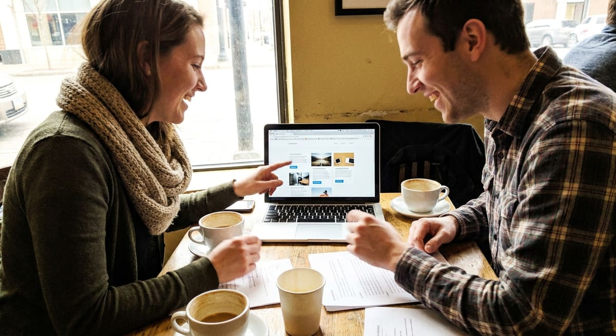 Consultation entre client et prestataire pour un devis création site vitrine