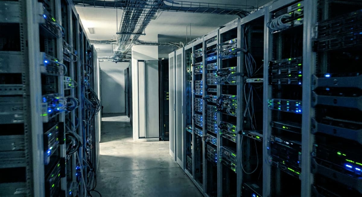Serveurs d'hébergement gratuit de site dans un datacenter aux voyants allumés