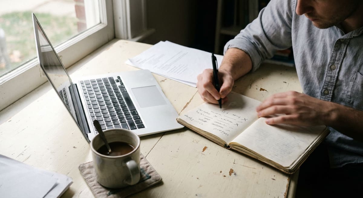 Notes manuscrites listant les erreurs SEO fréquentes repérées durant l'audit
